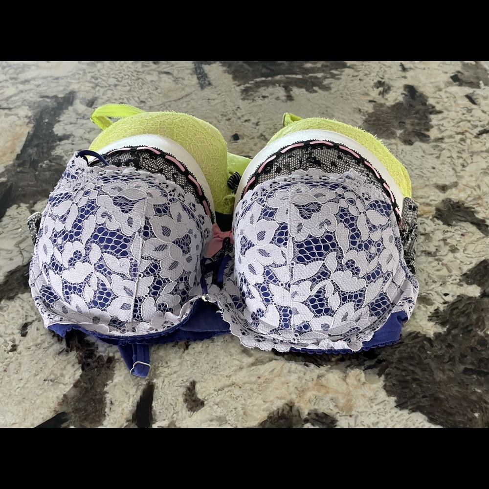3 like new 32C bras from victoria secret
